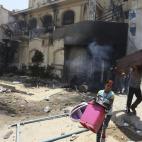 Varios ciudadanos egipcios participan en el saqueo de la sede central de los Hermanos Musulmanes en el barrio de Muqatam, en la periferia de El Cairo.