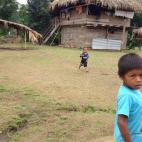 Niño Wounaan en Sinaí, donde las cabañas tienen el techo de palma.