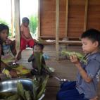 Miembros de la tribu Emberá comen arroz.