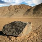 Para magia, la que se puede observar en el Valle de la Muerte (California, Estados Unidos). Allí, las piedras se mueven solas. Para añadir más misterio, hasta un reciente experimento, nadie las había visto moverse, pero cada año su rastro e...