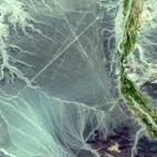 Han estado ahí desde hace siglos, pero sólo se pueden ver en su integridad desde el aire. Eso ha hecho que la imaginación vuele cuando se pregunta por las líneas de Nazca, en el actual Perú. Desde que un avión las redescubriera en las prim...