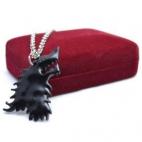 Y si eres muy fan de Jon Nieve y compañía, puedes complementar el look con un colgante.