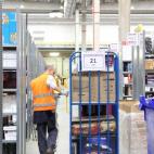 No todas las unidades de un mismo producto están en una única zona del almacén. Están repartidos de tal manera que se optimice el tiempo y que no haya que ir de un extremo a otro, sino que por un camino más cercano llegues de un producto a ...