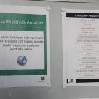 Los principios de liderazgo de Amazon son: obsesión por el cliente, hazlo tuyo, inventa y simplifica; tienes razón, muchas veces; contrata y desarrolla a los mejores, insiste en los más altos estándares, piensa a lo grande, está preparado p...