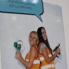 "Las fotos las tomó uno de los trabajadores, que es fotógrafo aficionado. Y fueron los trabajadores lo que pidieron salir. Habían visto que en otros Amazon tenían de este tipo [de carteles]", asegura uno de los empleados que acompaña a la p...