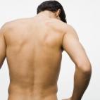 El vello que más disgusta a los hombres y a sus parejas es el de la espalda