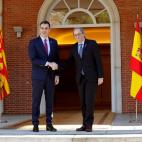 Pedro Sánchez y Quim Torra posan en la puerta principal de La Moncloa.
