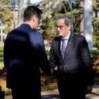 Sánchez y Torra se estrechan la mano a la llegada del presidente catalán a La Moncloa.