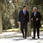 Pedro Sánchez y Quim Torra caminan por los jardines de La Moncloa.