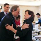 Torra y Carmen Calvo se saludan en La Moncloa.