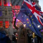 La emblem&aacute;tica Grand Place de Bruselas se ha iluminado con los colores de la bandera brit&aacute;nica y han sido muchos los que se han acercado hasta este lugar para decir adi&oacute;s a Reino Unido.