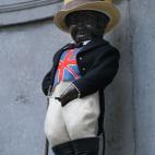 Y la estatuilla del ni&ntilde;o orinando -Manneken Pis- en B&eacute;lgica, tambi&eacute;n se ha vestido de 'gala' para tan triste adi&oacute;s.