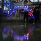 Pese a que no hay vuelta atr&aacute;s, unos cuantos rom&aacute;nticos han querido manifestar este viernes su ya famoso "m&aacute;s fuertes juntos" ante las puertas del Parlamento brit&aacute;nico.