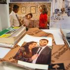 Son fotograf&iacute;as de diferentes cap&iacute;tulos de la serie y el equipo de arte las conserva para trabajar con ellas.