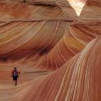 Bueno, más que surfear es andar, aunque la sensación que dan los dibujos ondulados de la roca recuerdan totalmente al mar. Seguramente, pasear por las colinas de Marte debe ser muy parecido a pasear por The Wave. Para los que quieran viajar ...
