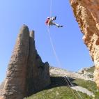 Porque sí, atreverse a escalar los Mallos de Riglos (http://www.minube.com/rincon/los-mallos-de-riglos-a88979) no es ninguna tontería. Estas formaciones rocosas, con paredes totalmente verticales de más de 300 metros de altura, se encuentran ...