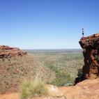 Dentro del Parque Nacional Watarrka, al norte de Australia, se encuentra el Kings Canyon, un cañón esculpido por el paso del río dentro del Desierto Rojo Australiano. Las vistas desde lo alto de los diferentes desfiladeros son increíbles. Y,...