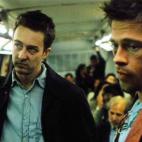 David Fincher tiene, como es l&oacute;gico, su hueco en streaming. En su lucha contra el insomnio, un joven comienza a experimentar la autodestrucci&oacute;n para encontrar un sentido a la vida y empujado por el discurso de un vendedor de jab&oa...