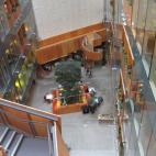 Aunque el edificio, ubicado en Grand Canal Square, es obra del arquitecto Daniel Libeskind, el diseño de su interior lleva el sello de Frank Gehry. Con una superficie de más de 11.000 metros cuadrados, alberga a unos mil empleados de 68 nacion...