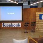 En esta sala dedicada a presentaciones y pequeños eventos se puede ver el estilo industrial presente en todas las sedes de Facebook: techos con cableado y tuberías al aire, columnas y suelos de hormigón, con lo que se procura crear una identi...