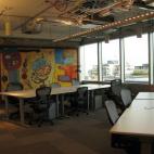 El edificio en realidad se compone de dos mitades idénticas. Hasta hace unas semanas, los mil empleados sólo ocupaban una parte. Previendo que de aquí a un tiempo la plantilla será el doble, ya está todo preparado para albergar a la futura ...