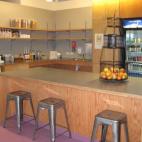 Numerosas cocinas y zonas de descanso salpican las oficinas para que el empleado tenga a mano snacks, fruta, cafés y bebidas sin tener que desplazarse fuera del edificio ni hacer colas. Y todo gratis.