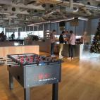 En la cafetería Barista los trabajadores pueden pedir sus cafés al gusto mientras juegan al billar o al futbolín.