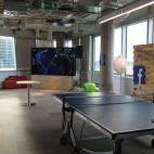 Otra opción para relajarse es echar una partida de pimpón o trastear en la pantalla táctil gigante que muestra los usuarios conectados a Facebook en cada rincón del mundo.