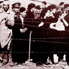 Refugiados republicanos espa&ntilde;oles (soldados y civiles) tras una valla en un campo de concentraci&oacute;n en Francia en 1939.