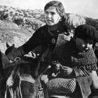 Tres ni&ntilde;os huyen de M&aacute;laga durante la Guerra Civil Espa&ntilde;ola.