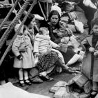 Varios ni&ntilde;os son evacuados en barco desde Santander durante la Guerra Civil Espa&ntilde;ola en 1937.