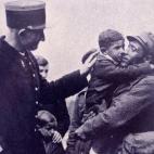 Refugiados espa&ntilde;oles llegan a la frontera de Francia durante la Guerra Civil.