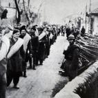 Soldados republicanos entregan sus armas en la frontera francesa cuando huyen de Espa&ntilde;a.