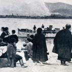 Civiles espa&ntilde;oles esperan a un barco que les llevar&aacute; a Francia en su huida durante la Guerra Civil Espa&ntilde;ola.