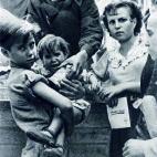 Unos ni&ntilde;os espa&ntilde;oles se preparan para dejar Espa&ntilde;a durante la Guerra Civil, en 1938.