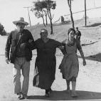 Refugiados espa&ntilde;oles ayudan a otro en su camino a cruzar la frontera a Francia para escapar de las fuerzas fascistas de Espa&ntilde;a.