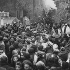 Una multitud de refugiados espa&ntilde;oles llegando a Francia.