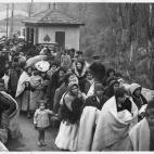 Una multitud de espa&ntilde;olas refugiadas con sus ni&ntilde;os cruzan la frontera a Francia.