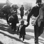 Refugiados espa&ntilde;oles cruzan a Francia.