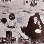 Una mujer y dos ni&ntilde;as espa&ntilde;olas refugiadas se sientan a descansar.