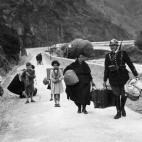 Un soldado franc&eacute;s ayuda a una familia espa&ntilde;ola a cruzar la frontera durante la Guerra Civil.