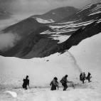 Varios refugiados cruzan los Pirineos huyendo de la Guerra Civil.