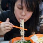 En Japón, cuanto más ruido haces al comer fideos o sopa, más te ha gustado la comida del chef. Normalmente el caldo se sorbe directamente de la taza, ya que raramente se sirven cucharas. Una de las reglas de oro en muchos países asiáticos e...