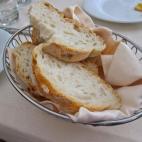 A diferencia de lo que ocurre en países como España, en Francia el pan nunca se come como parte del aperitivo. Se come como acompañamiento del plato principal y, sobre todo, para acompañar al queso en el postre.