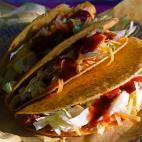 ¡Jamás pidas cuchillo y tenedor para comerte unos tacos en México! Si cruzas tu mirada con alguien que esté comiendo, no olvides decir "buen provecho".