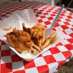 En Chile, aunque tengas delante un plato de comida "basura" no te atrevas a comerla con las manos. Ni siquiera las patatas fritas. En Brasil es parecido: ninguna excepción vale. Las pizzas y las hamburguesas se comen con tenedor y cuchillo.