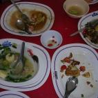 En China, los eructos muestran el nivel de satisfacción y son un elogio al chef. De cara al cocinero, es muy importante dejar restos en el plato para demostrar al chef que había servido suficiente comida.