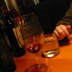 En Rusia, es de muy mala educación poner las manos sobre las rodillas durante las comidas. Tampoco está bien visto apoyar las manos sobre el borde de la mesa, por lo que se recomienda mantener el tenedor en la mazo izquierda y el cuchillo en l...