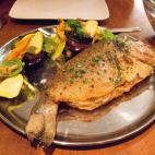 En China, está muy mal visto dar la vuelta al pescado para comer la parte inferior, especialmente en el sur del país y en Hong Kong. Es una cuestión de superstición: la palabra mala suerte y la acción que describe dar la vuelta ("dao yue") ...