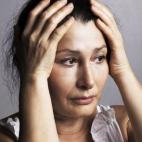 Las personas con alzhéimer suelen poner las cosas en lugares extraños. Pueden perder objetos y acusar a los demás de robo. Esto puede aumentar con el tiempo.